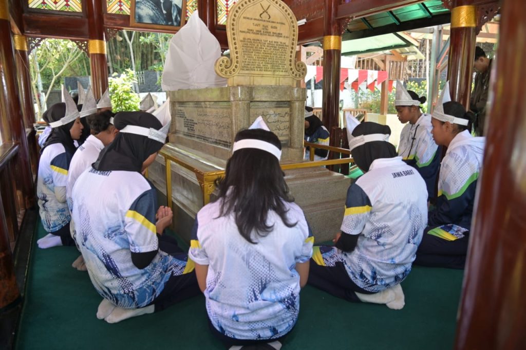 Dipimpin Komandan Kontingen, Atlet Jabar Ziarah ke Makam Cut Nyak Dien