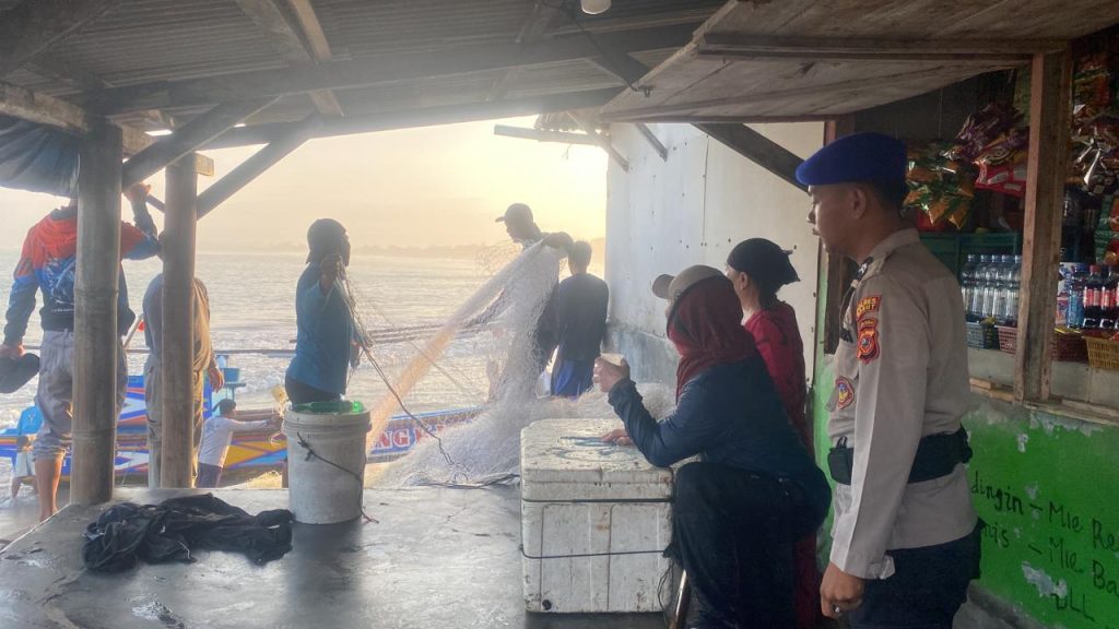 Laka Laut Perahu Nelayan Tergulung Ombak di Pelabuhan Santolo