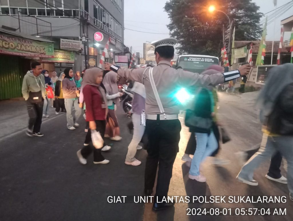 Antisipasi Kemacetan Pagi, Unit Lantas Polsek Sukalarang Laksanakan Gatur Lalin Saat Jam Masuk Karyawan