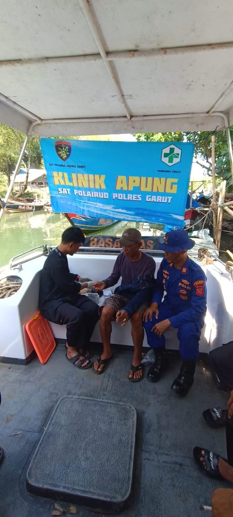 Satpolairud Polres Garut Bersama PKM Gelar Klinik Apung