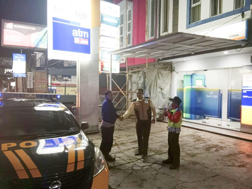 Pantau Situasi, Polsek Cikole Rutinkan Giat Patroli Pada Malam Hari