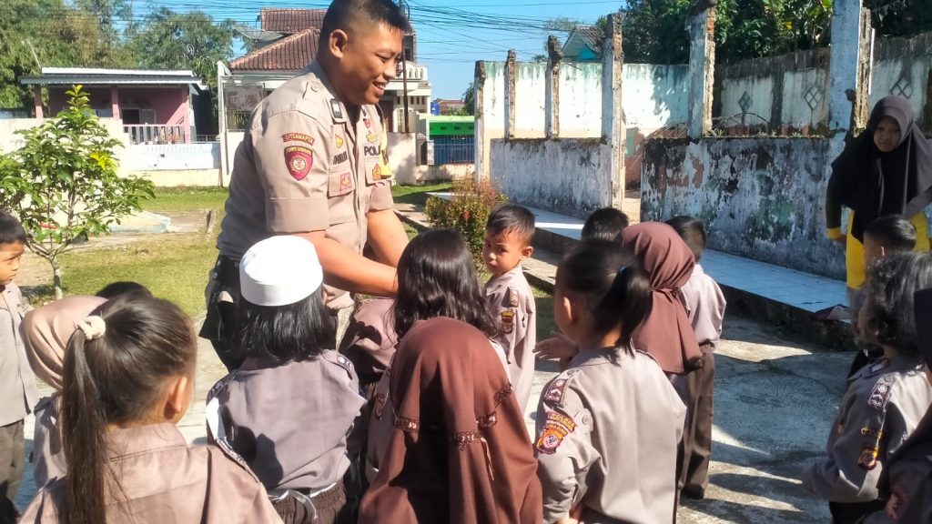 Bhabinkamtibmas Polsek Sukaraja Laksanakan Sambang Ke Sekolahan