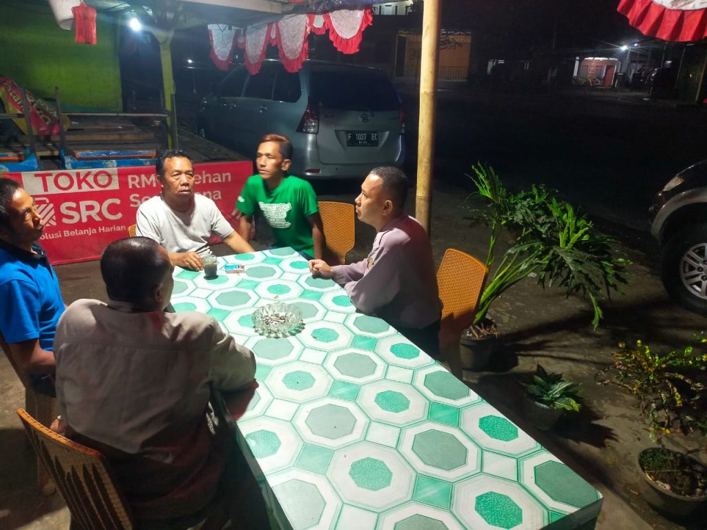 Patroli Samapta Polsek Cibeureum patroli dialogis sambangi Warga Malam Hari Sampai Pesan Kamtibmas