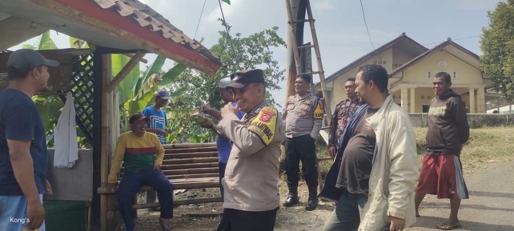 Kapolsek Cireunghas Pimpin Giat Kontrol Satkamling, Masyarakat Diberikan Himbauan Kamtibmas