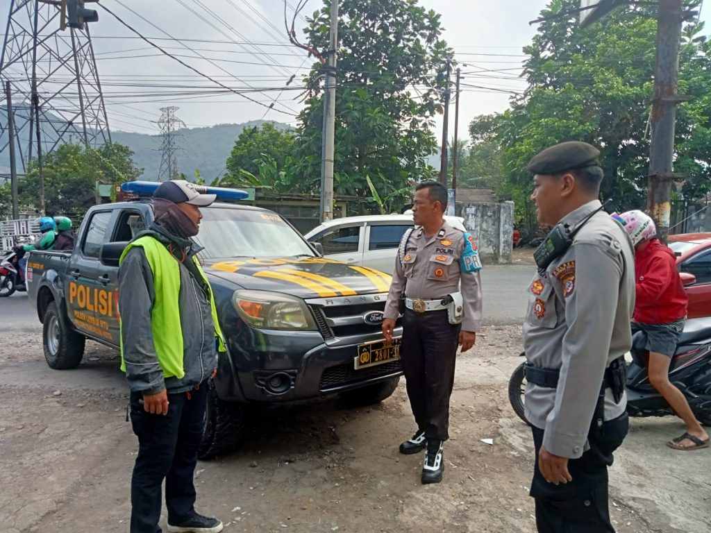 Unit Patroli Polsek Lembursitu giat Patroli di siang hari jaga kondusifitas Warga.