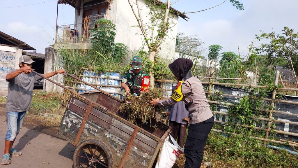 BHABINKAMTIBMAS GOTONG ROYONG MEMBERSIHKAN SAMPAH DAN RUMPUT BERSAMA WARGA SEKITAR