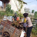 BHABINKAMTIBMAS GOTONG ROYONG MEMBERSIHKAN SAMPAH DAN RUMPUT BERSAMA WARGA SEKITAR