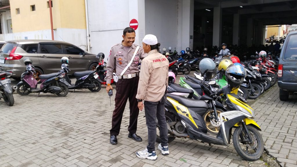 Lantas Polsek Cikole Laksanakan Giat Sambang Dengan Petuga Parkir