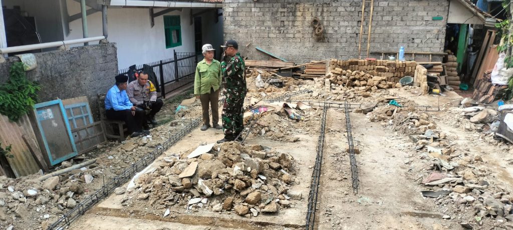 Bhabinkamtibmas Sukaraja Polsek Sukaraja bersama Babinsa Sukaraja melaksanakan Pengecekan Pembangunan Rutilahu