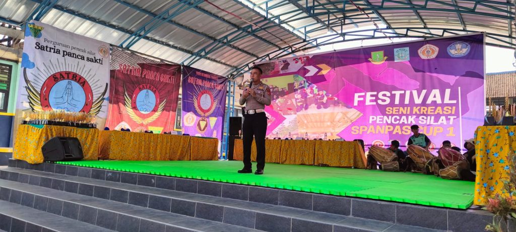 Festival dan kreasi pencak silat SMP N 14 kota sukabumi, Panit I lantas polsek Baros laksanakan himbauan kamtibmas