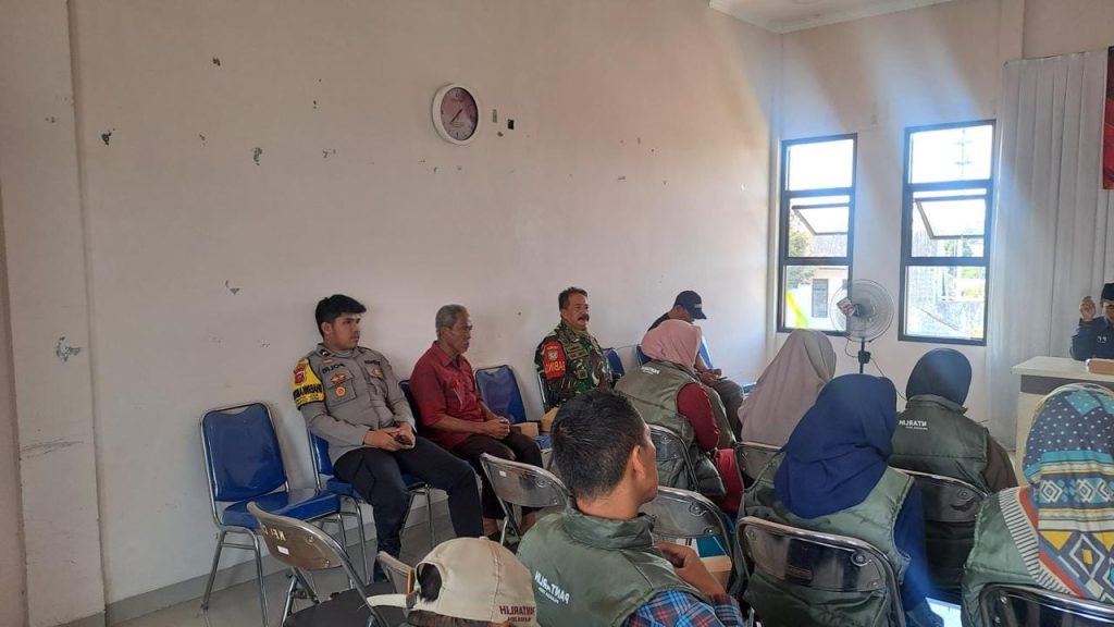 Sinergitas TNI-POLRI Bhabinkamtibmas bersama  Babinsa Kelurahan Citamiang monitoring Kegiatan Rapat Pleno Rekapitulasi Daftar Pemilih Hasil Pemuktahiran (DPHP)