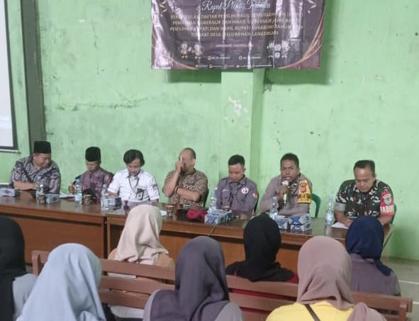 Bhabinkamtibmas Langensari Polsek Sukaraja menghadiri Rapat Pleno Terbuka Rekapitulasi Daftar Pemilih Hasil Pemutakhiran (DPHP)