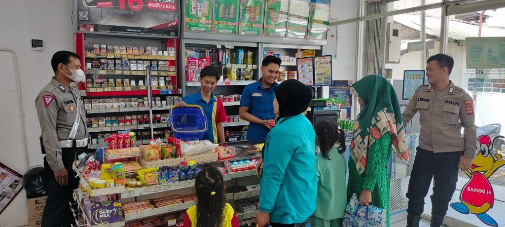 Polsek Sukalarang Sampaikan Himbauan Kamtibmas Kepada Karyawan Minimarket saat Patroli Siang