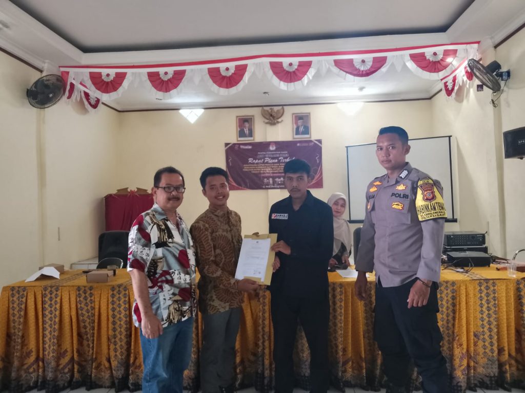 Bhabinkamtibmas Polsek Cisaat Hadiri Rapat Pleno Terbuka Rekapitulasi DPHP di Desa se Kecamatan Cisaat