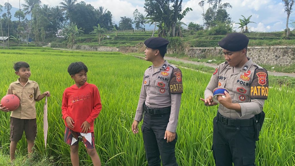 Patroli Samapta Polres Garut Himbau Warga Yang Bermain Layang Layang