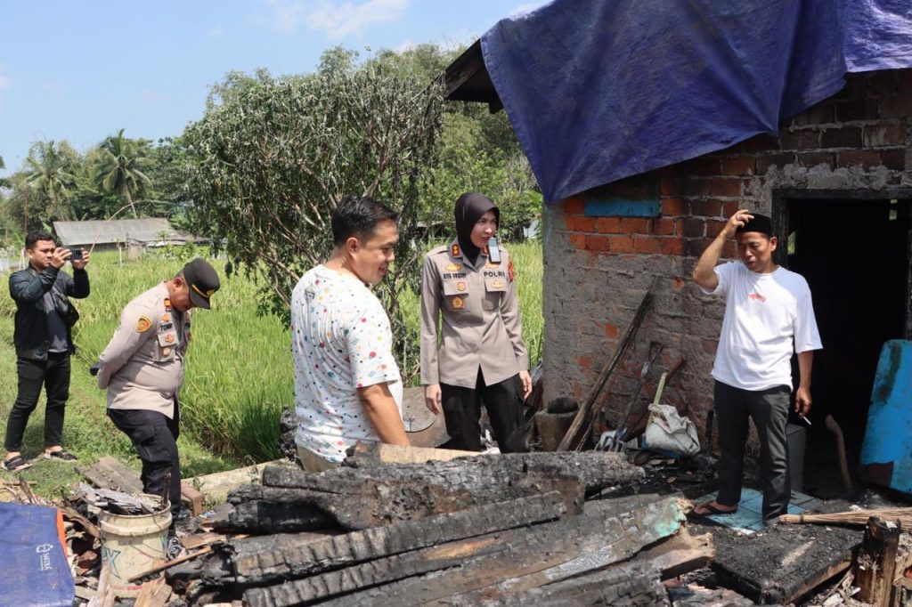 Cek Lokasi Kebakaran Rumah, Kapolres Sukabumi Kota Salurkan Bansos