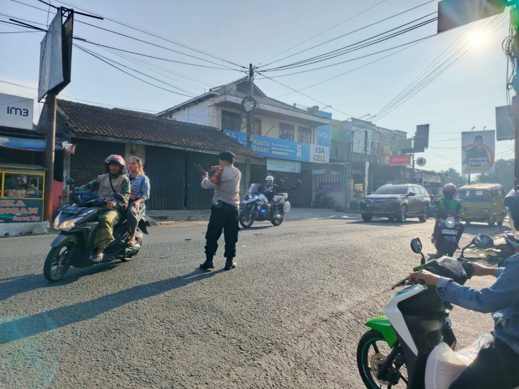 Pelayanan Prima  Rutin Gatur Pagi Polsek Lembursitu