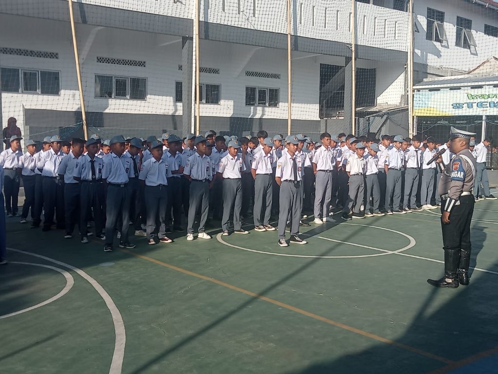 Pembinaan Upacara Hari Senin oleh Polsek Kadungora di SMK Teknologi Mandiri