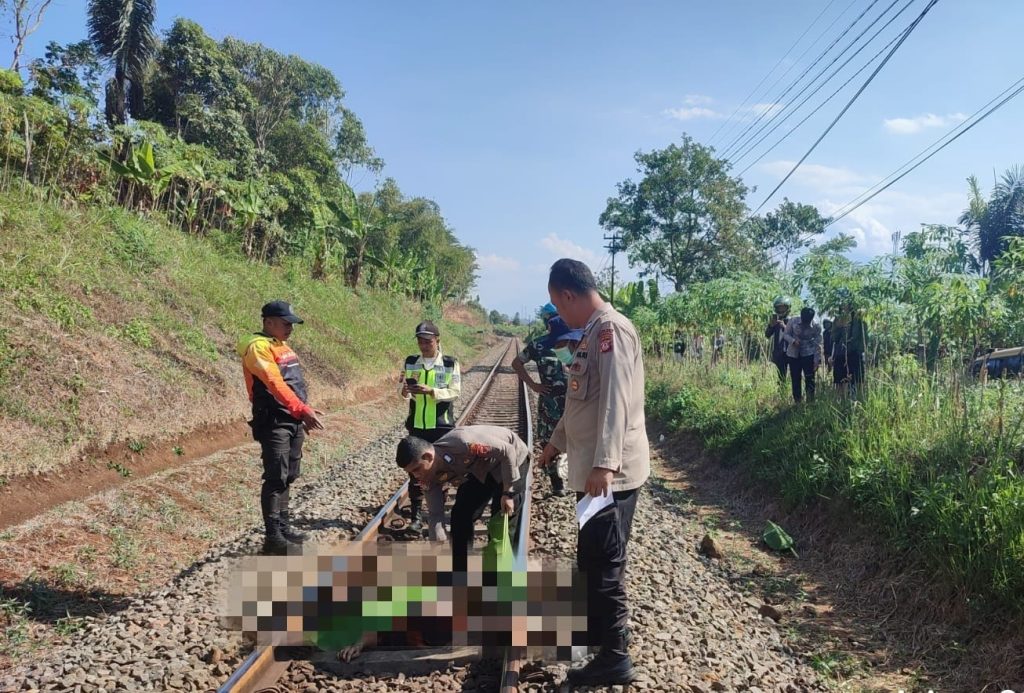 Polsek Cibatu Evakuasi Korban Kecelakaan Kereta Api