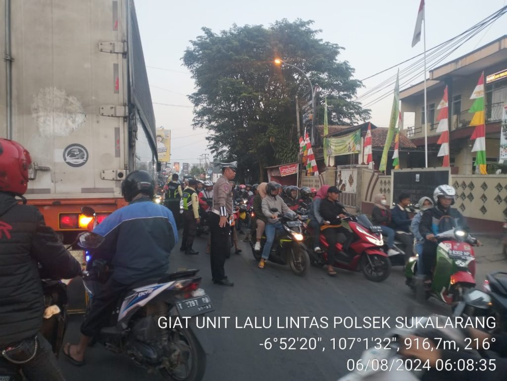 Strong Point, Polsek Sukalarang Gatur Lalu Lintas Pagi Demi Kelancaran Jalan pasca Masuk Karyawan