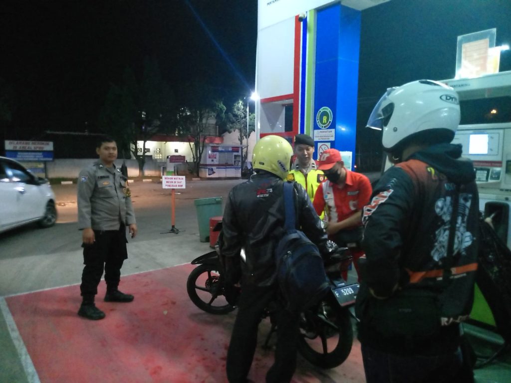 Polisi Sambangi SPBU Malam Hari, Sampaikan Pesan Kamtibmas