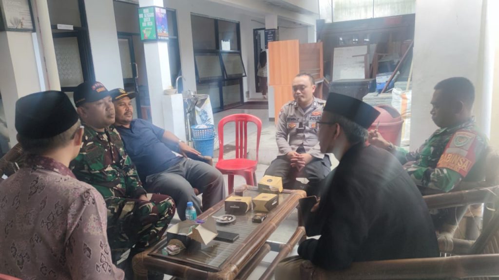 Bhabinkamtibmas Desa Sukaraja Bripka Erwin bersama Babinsa Sukaraja Peltu Iwan Soleh Subekti melaksanakan giat sambang dan dialogis dengan  Bapak  Yusup Kohar Selaku kepala Desa Sukaraja Kecamatan Sukaraja Kabupaten Sukabumi, Selasa, (06/08/2024).