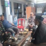 Bhabinkamtibmas Desa Sukaraja Bripka Erwin bersama Babinsa Sukaraja Peltu Iwan Soleh Subekti melaksanakan giat sambang dan dialogis dengan  Bapak  Yusup Kohar Selaku kepala Desa Sukaraja Kecamatan Sukaraja Kabupaten Sukabumi, Selasa, (06/08/2024).