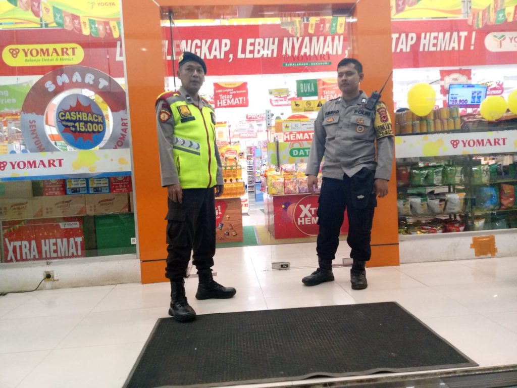 Anggota Polsek Sukalarang Laksanakan Patroli Dialogis Kerawanan Malam Sambangi Minimarket Alfamart