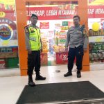 Anggota Polsek Sukalarang Laksanakan Patroli Dialogis Kerawanan Malam Sambangi Minimarket Alfamart