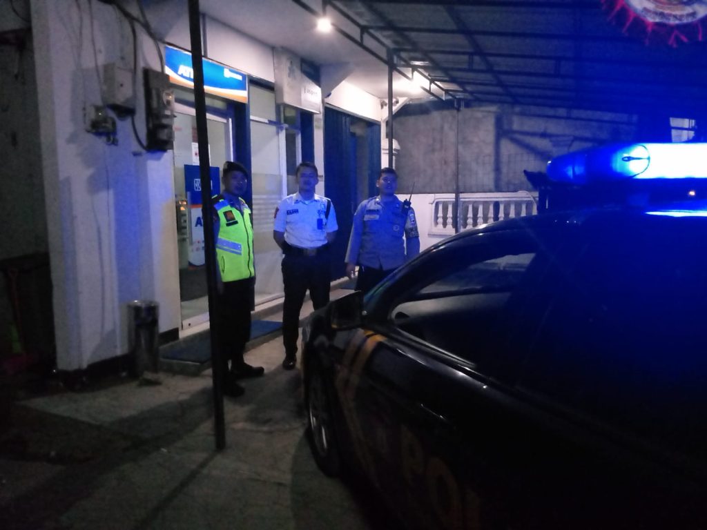 Personil Samapta Polsek Sukalarang Patroli Malam Hari Sambangi ATM BRI Cegah Kejahatan Perbankan