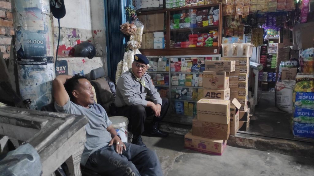 Polsek Kebonpedes Berikan Himbauan Pemilik Warung Atau Toko Untuk Tidak Menjual Miras Mencegah Terjadi Gukamtibmas