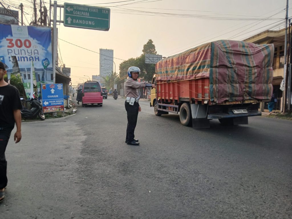 Anggota Polsek Sukaraja Polres Sukabumi Kota melaksanakan Gatur Lalu lintas pagi hari