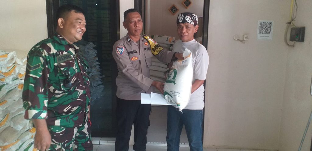 Bhabinkamtibmas Argasunya Polsek seltim kawal dan monitor Distribusi bansos 