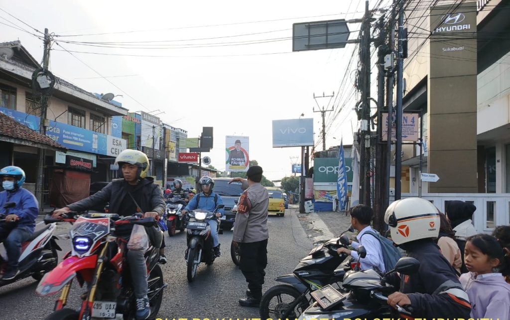 Strong Point, Polsek Lembursitu  Gatur Lalu Lintas Pagi Demi Kelancaran