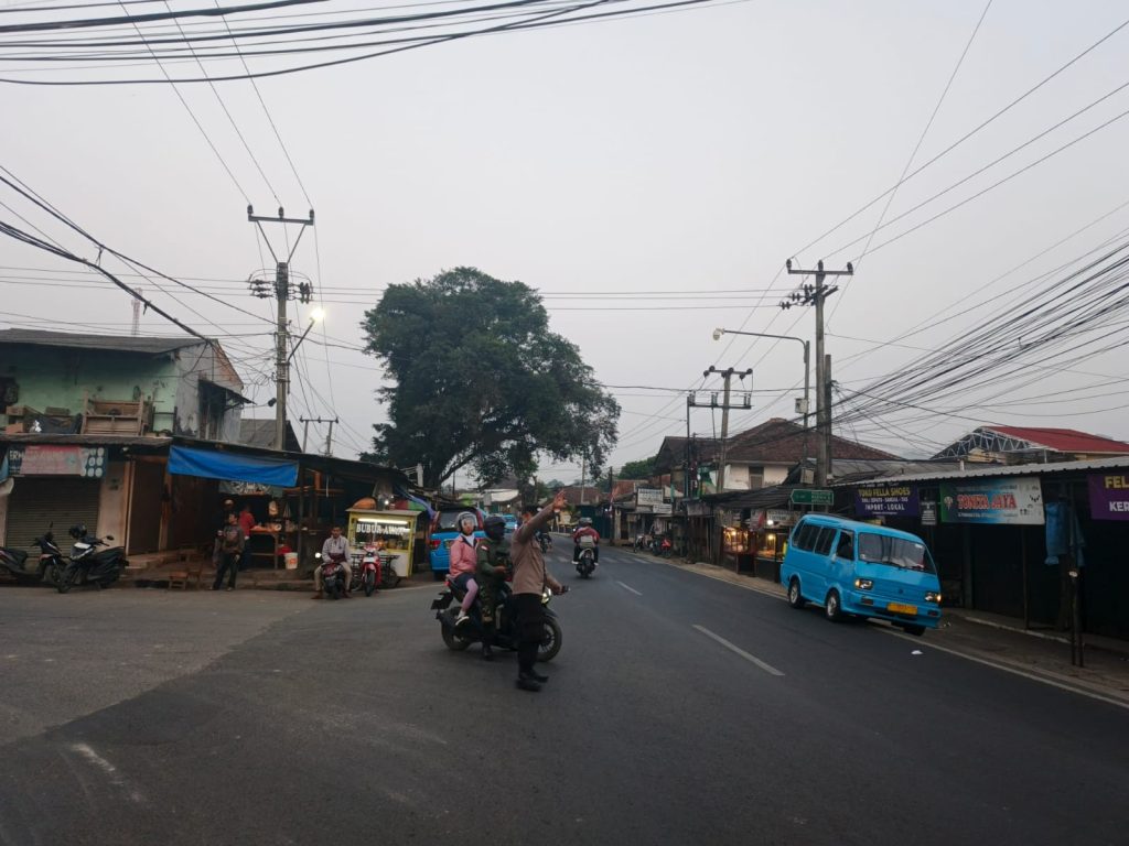 Antisipasi kemacetan pagi, anggota polsek Gunungguruh laksanakan gatur lalin pagi di simpang tiga pangleseran