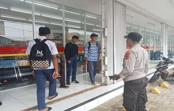 Sambangi Anak Sekolah Yang Nongkrong, Personil Polsek Cireunghas Berikan Himbauan