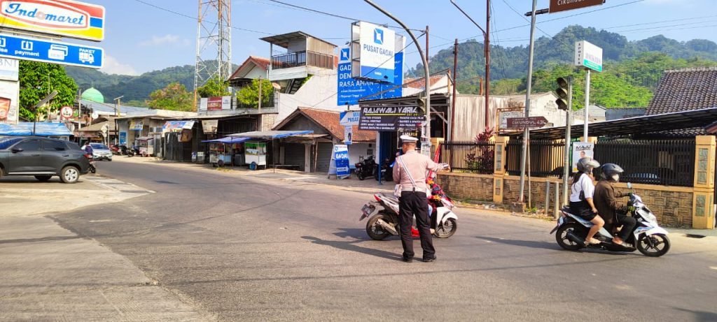 Antisipasi macet dan bubaran ambon solo.  Polsek Baros laksanakan Gatur siang