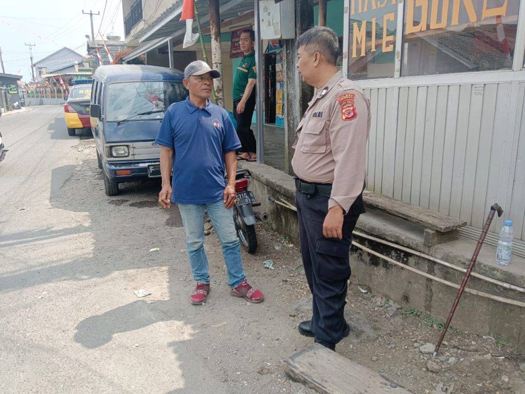 Anggota Samapta Polsek Sukabumi Polres Sukabumi Kota Sukabumi Melaksanakan kegiatan Dialogis dengan Masyarakat Seputaran Desa Sudajaya Girang Kecamatan Sukabumi Kabupaten Sukabumi, Rabu (07/08/2024) Siang