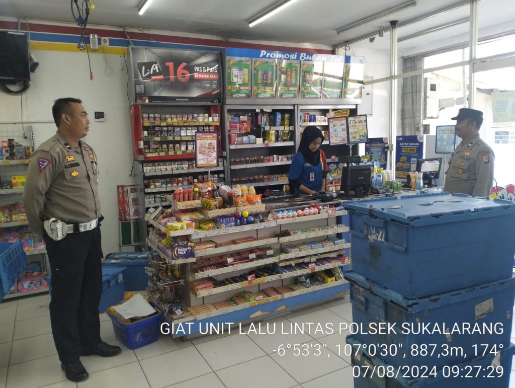 Sampaikan Himbauan Kamtibmas Kepada Karyawan Minimarket saat Patroli Siang