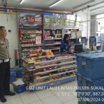 Sampaikan Himbauan Kamtibmas Kepada Karyawan Minimarket saat Patroli Siang