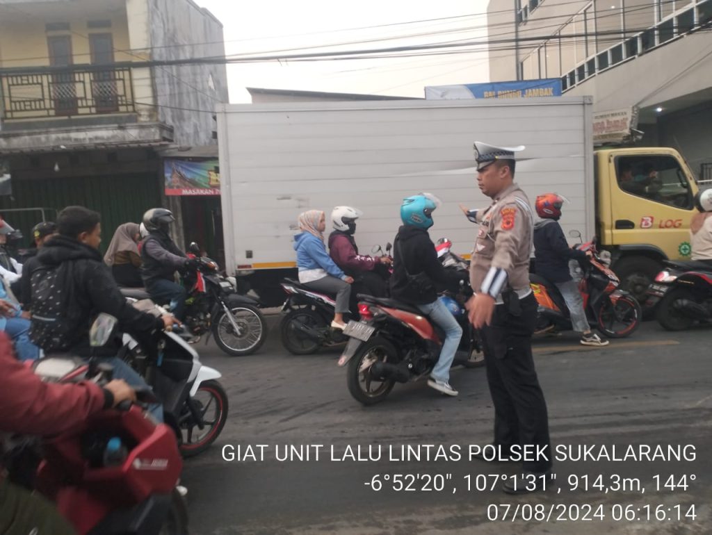 Antisipasi Kemacetan Pagi, Unit Lantas Polsek Sukalarang Melaksanakan Gatur Lalin Saat Jam Masuk Karyawan