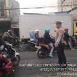 Antisipasi Kemacetan Pagi, Unit Lantas Polsek Sukalarang Melaksanakan Gatur Lalin Saat Jam Masuk Karyawan