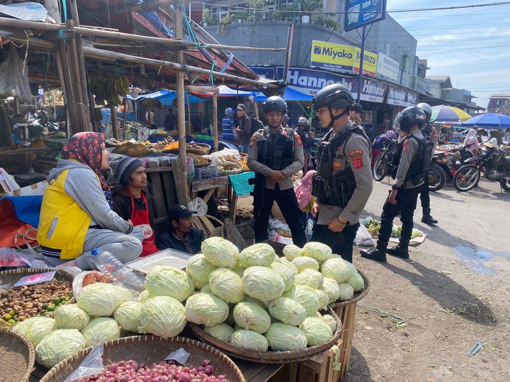 Jaga Keamanan, Sat Samapta Polres Garut Patroli Pasar Tradisional