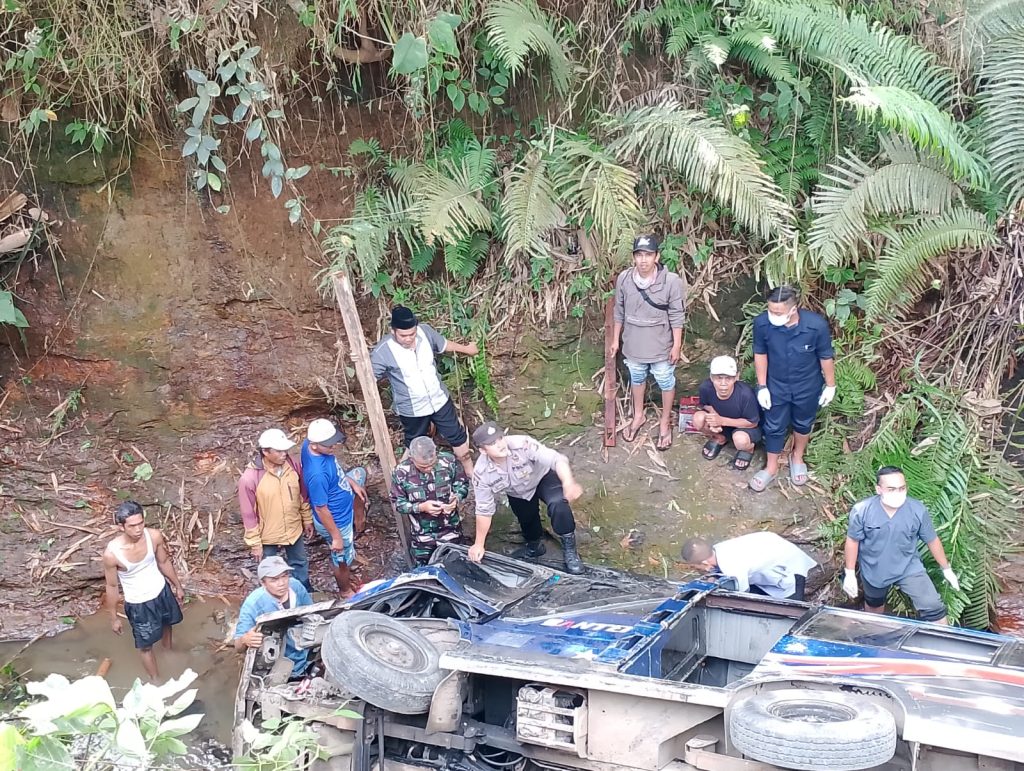 Polsek Singajaya Evakuasi Laka Lantas Mikrobus Masuk Jurang