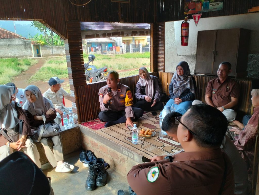 Ngariung bareng bersama Kapolsek Baros dengan warga Rw. 010 Caringin Baros menyampaikan pesan kamtibmas