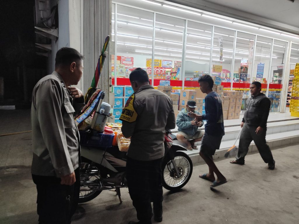 Polisi Patroli Malam Sambangi  Minimarket Dan Dialogis Dengan Masyarakat