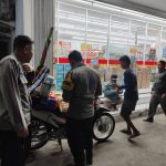 Polisi Patroli Malam Sambangi  Minimarket Dan Dialogis Dengan Masyarakat