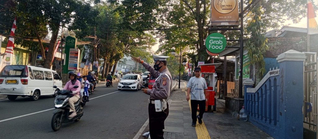 Berikan Pelayanan Di Pagi Hari, Unit Lantas Polsek Cikole Laksanakan Giat Pengaturan