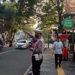 Berikan Pelayanan Di Pagi Hari, Unit Lantas Polsek Cikole Laksanakan Giat Pengaturan