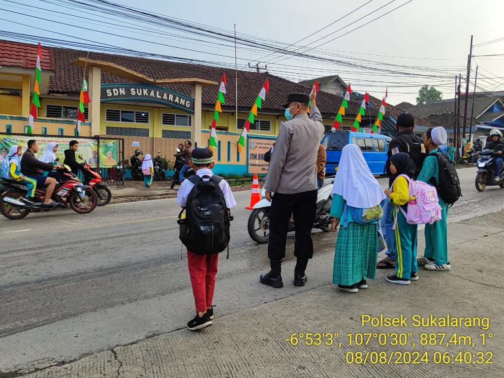 Pastikan Keselamatan Murid Sekolah, Personil Sektor Sukalarang Gatur Lalin Pagi